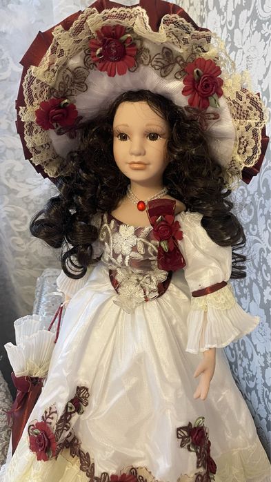 Кукла фарфоровая