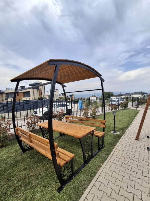 Беседка от метал и дърво