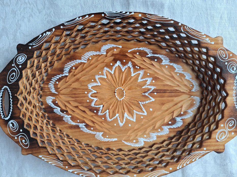 Tava decor confectionata din lemn traforat si pictat - veche