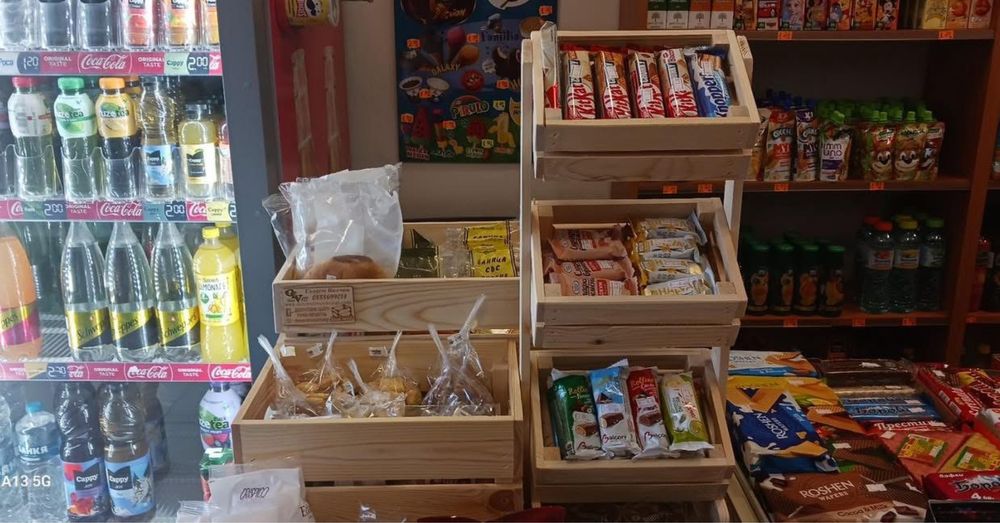 Мини стъпаловиден дървен стелаж с 4 мини касетки