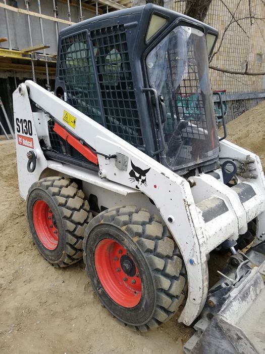 Închiriez bobcat cu picon si miniexcavator.