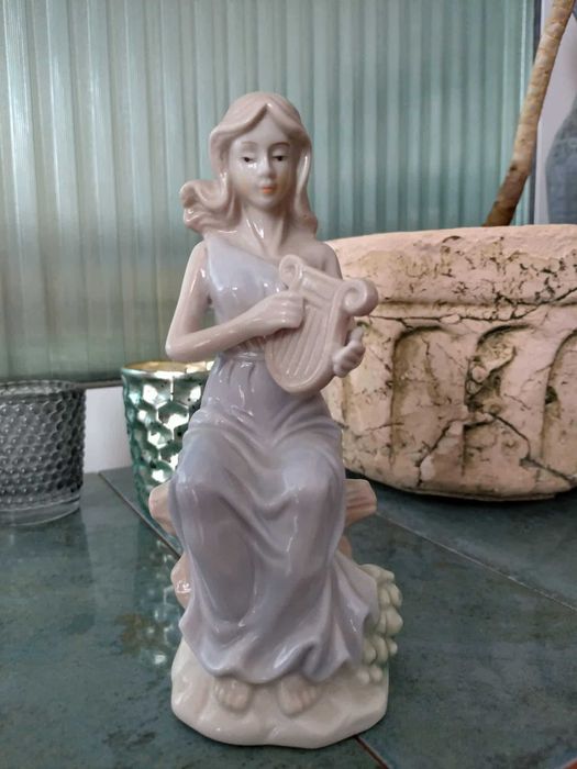 Порцеланова статуетка на Жена с арфа от Италия