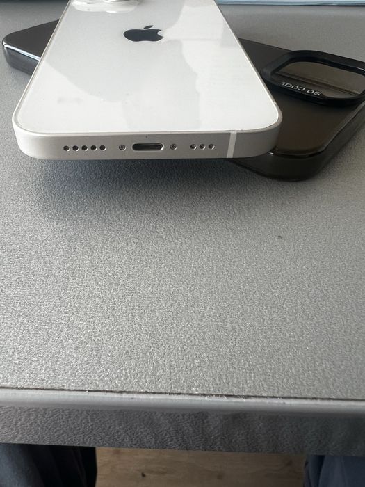 Продавам iPhone 14 128Gb Бял