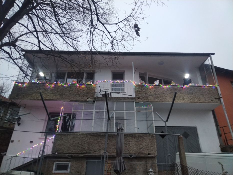 етаж от къщ
Отоплението е с инвенторни климатици Mitshubishi
Собственик дава под наем обзаведена гарсионера кв. Бузлуджа.
Блокът е цялостно саниран
Ко