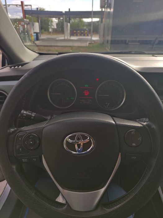 Vând Toyota Aurys Hibrid 2014