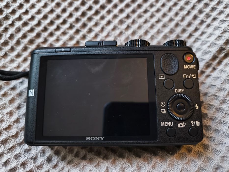 Sony Cyber-shot DSC-HX60 – 20.4 MP / 30x zoom / Wi-Fi / NFC