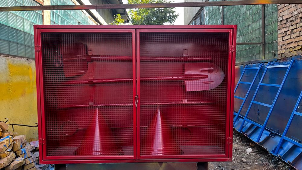 Пожарный щит с инвентарями