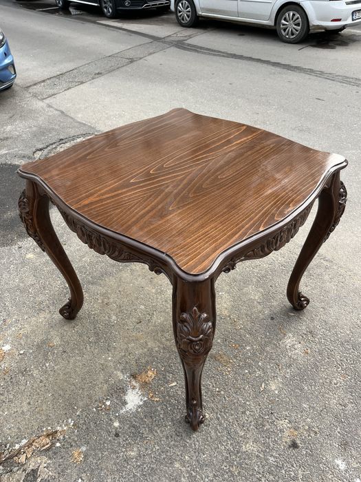 Vand 3 mese sculptate din lemn.