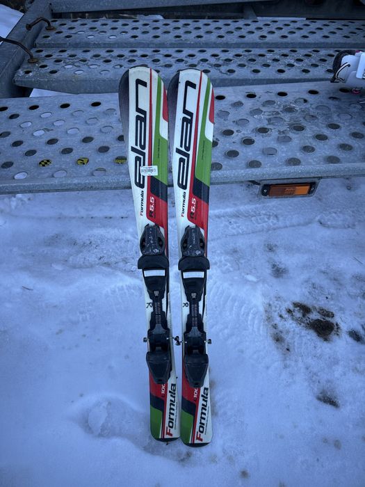 Vand clapari diferite marimi si o pereche de skiuri