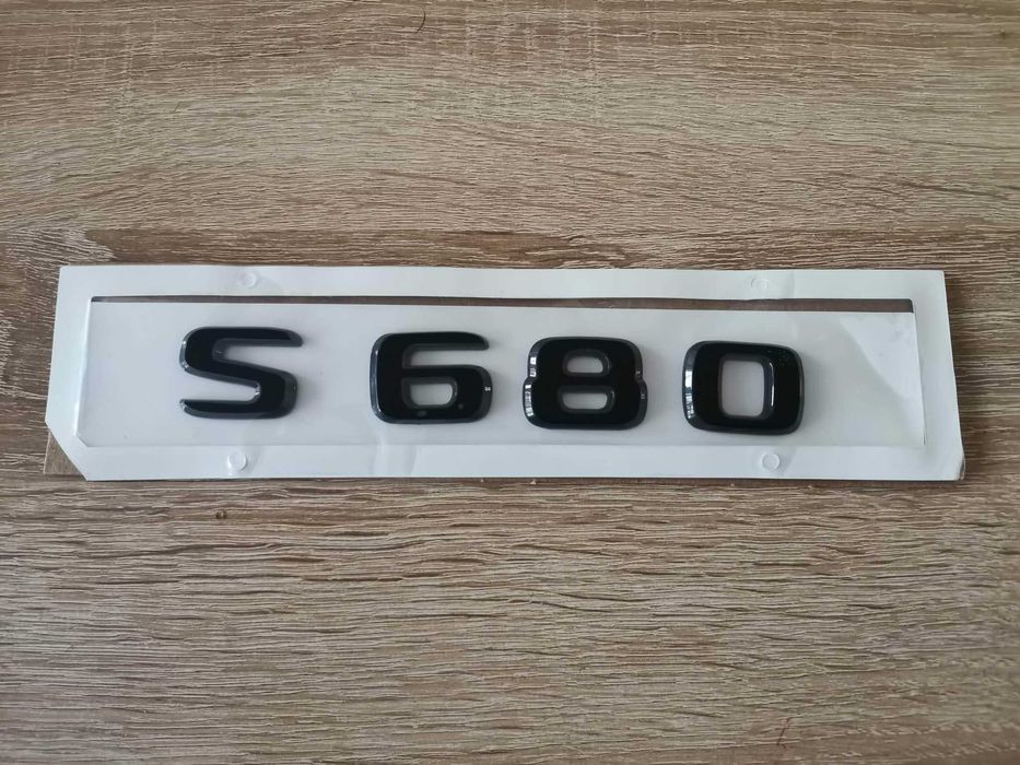 черен надпис Mercedes-Maybach S 680