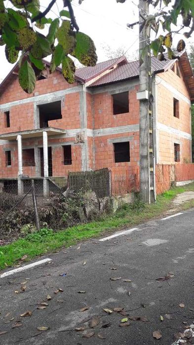 Casa si teren de vanzare