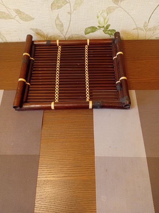 Продам подносы .