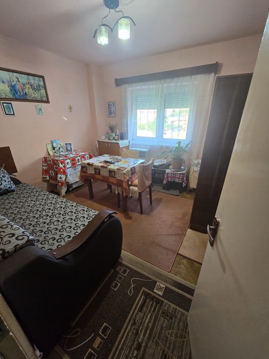 Vând apartament, 3 camere, etajul 3, pe Hula