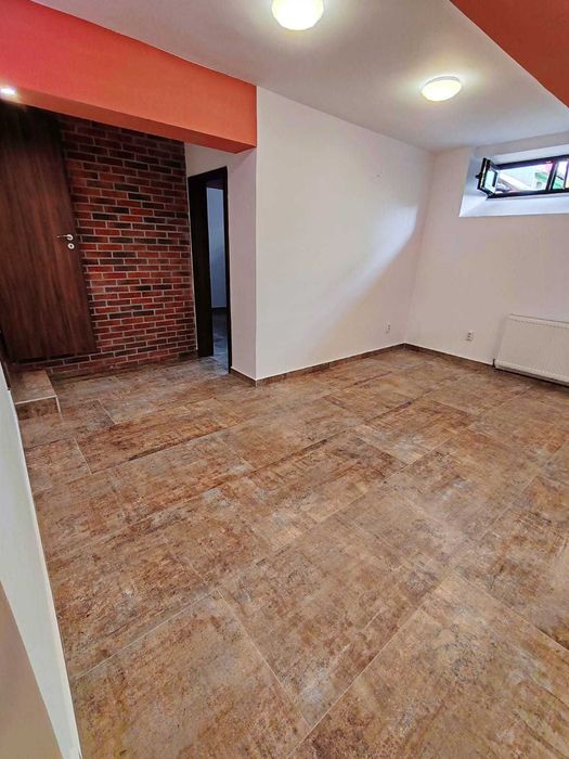 Vând Apartament la demisol cu 2 camere Zona Centrala!