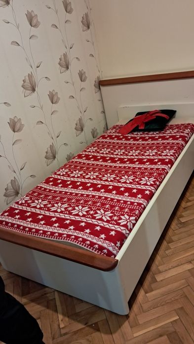 Pat simplu cu saltea inclus.