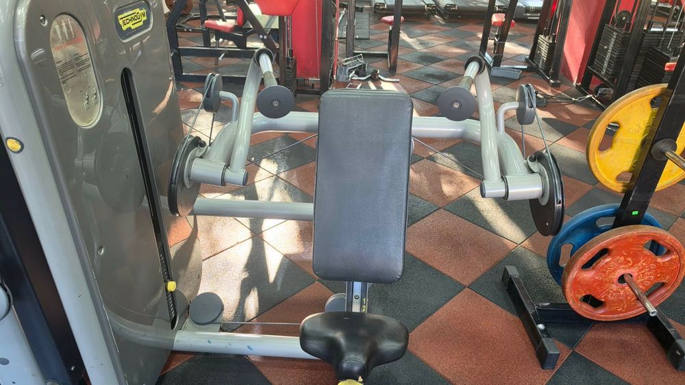 Продавам Technogym машина за бицепс и Technogym машина за трицепс