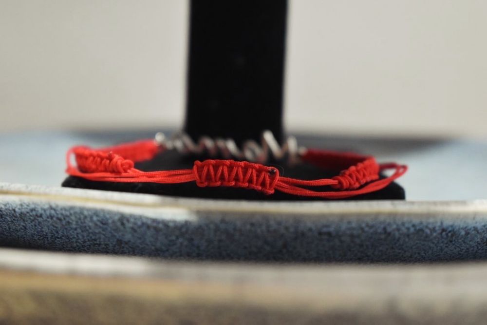 Гривна с червен конец “Мама”