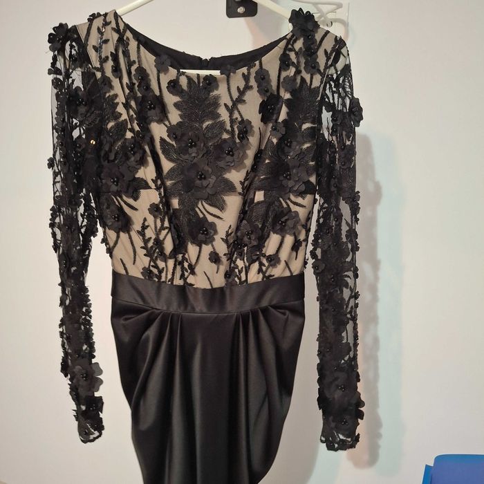 Rochie de seara neagra cu dantela deosebita si flori aplicate
