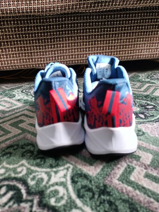 Кроссовки новые 40 размер