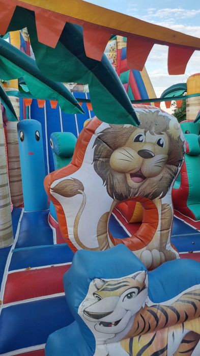 Надуваем батут Атракцион