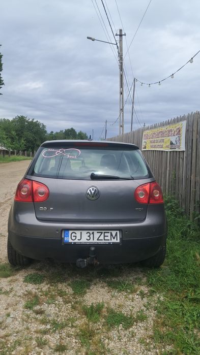 Vând golf 5 model simplu