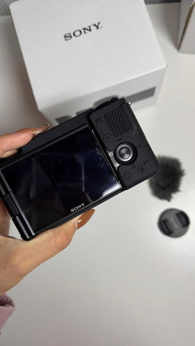 Sony Alpha ZV-E10 cu obiectiv 16-50 mm F/3.5-5.6