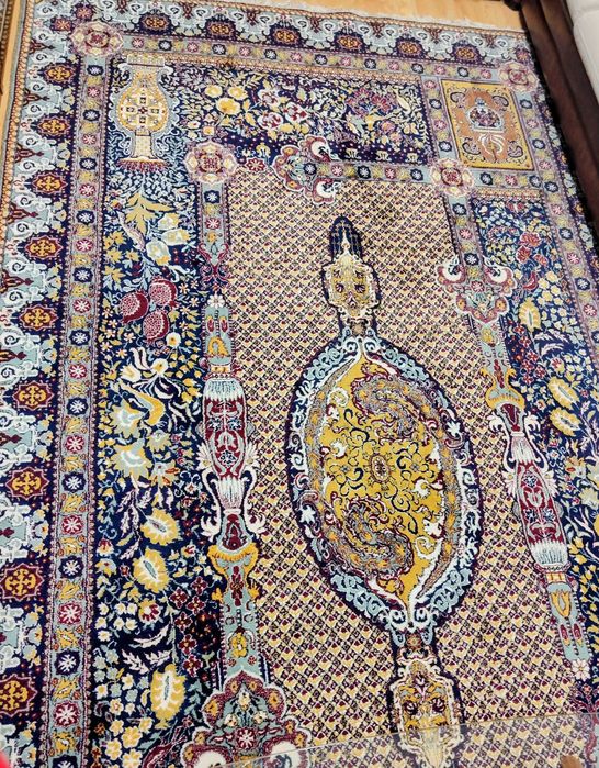 Персийски килим запазен