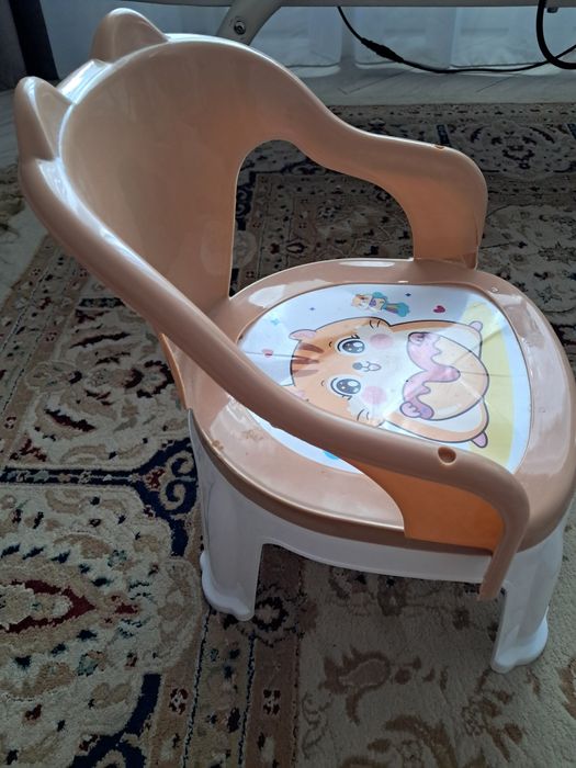 Детский пластиковый стул с принтом.
