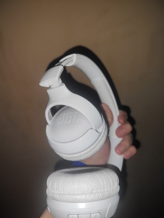 JBL белый цвет идеально