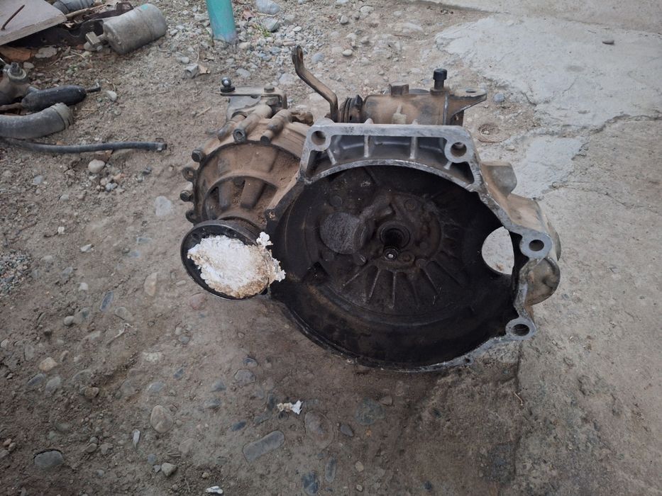 Продается каробка на гольф3 объем 2.0