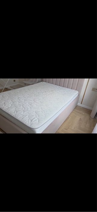 Продам двкхспальный кровать 1.60