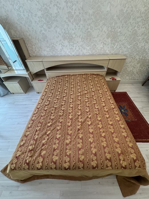 Двуспальная кровать с трюмой и набором