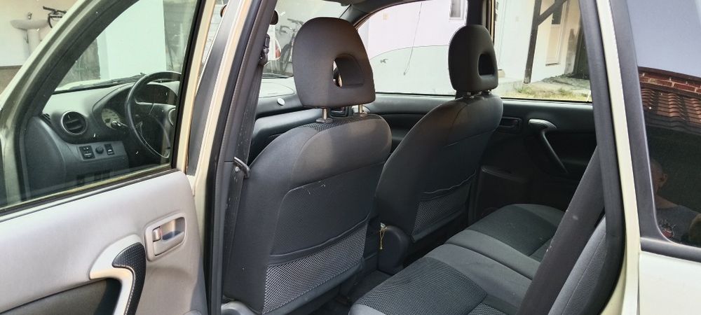 Vând Toyota RAV4