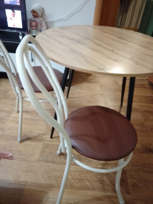 Продам стол и стулья