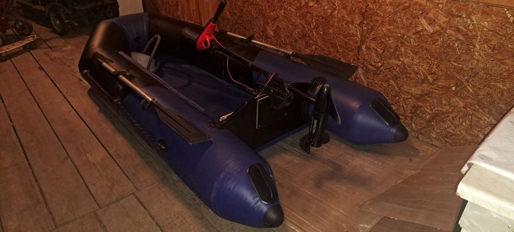 Лодка в полном снаряжения с запасным аккумулятор и защитником