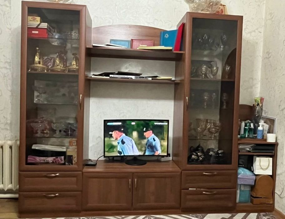 Мебель стенка для пасуды в хорошем сост