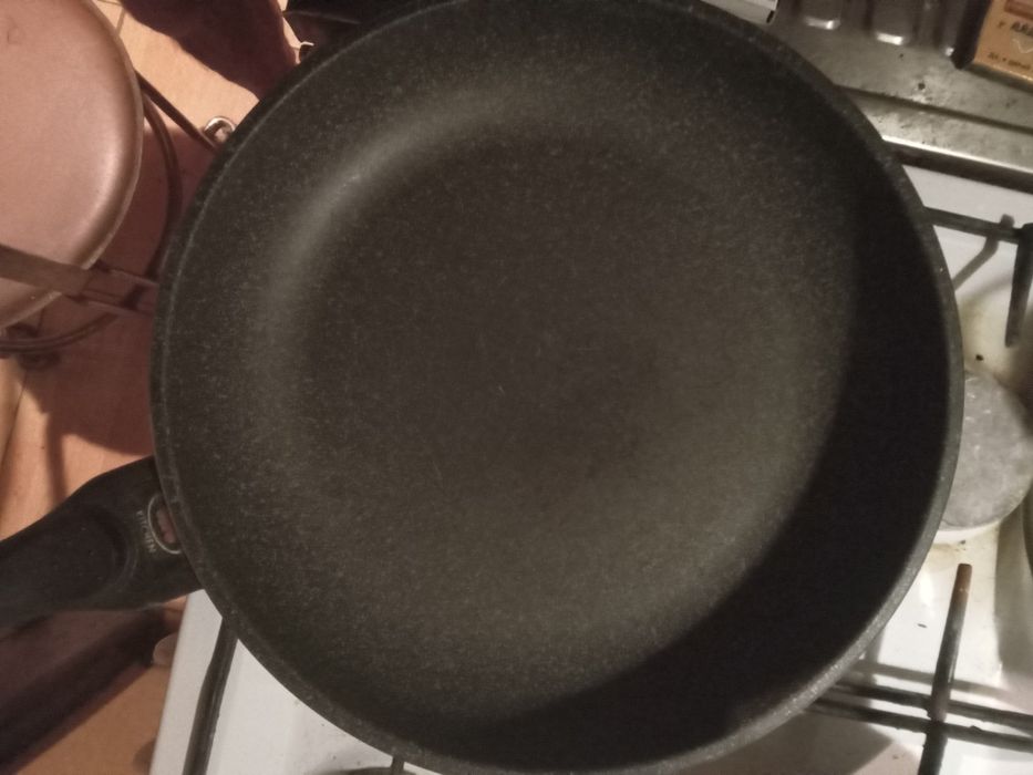 Продам сковороду с крышкой