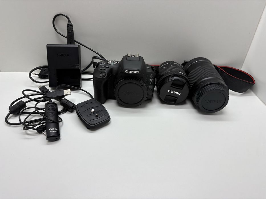 Aparat Foto Canon EDS 200D plus 2 obiective