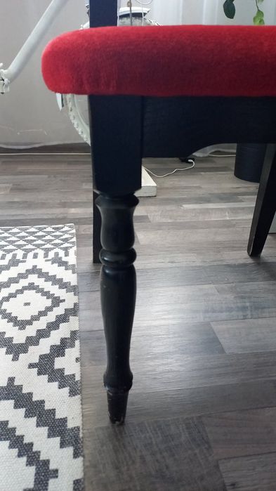 Столове - черно с червено за трапезария