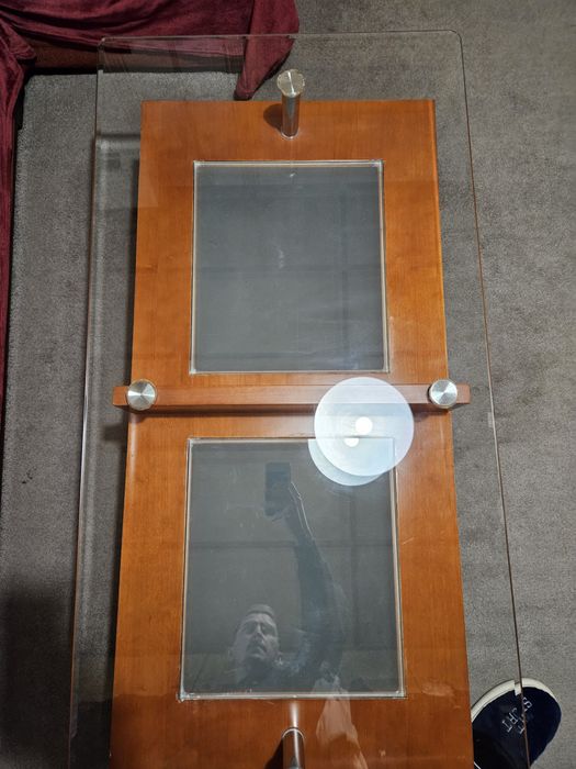 Масивна стъклена холна маса с дървена основа