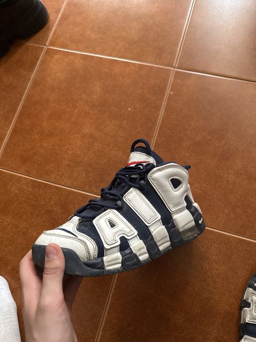 Vand Nike uptempo pe albastru  in stare foarte buna