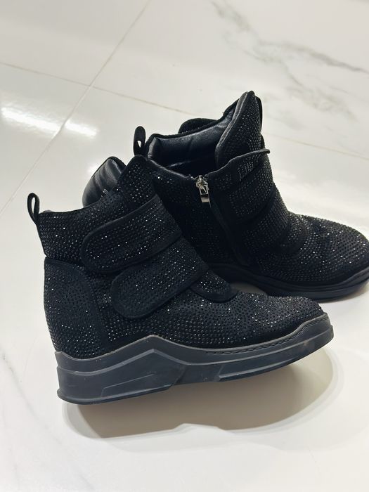 Moonstone боти / маратонки на ниска платформа с камъни Zara