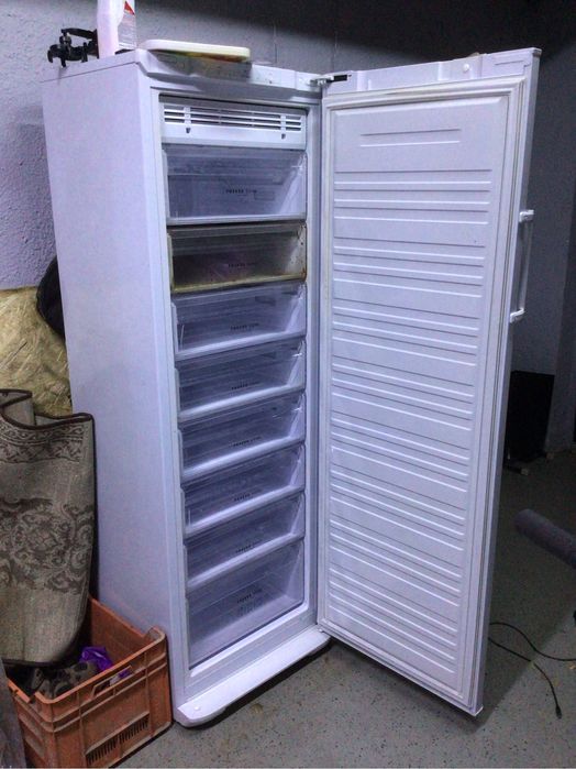 Продам морозильную камеру