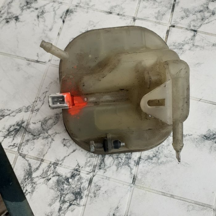 Казанче за спирачна течност ауди А8 4.2