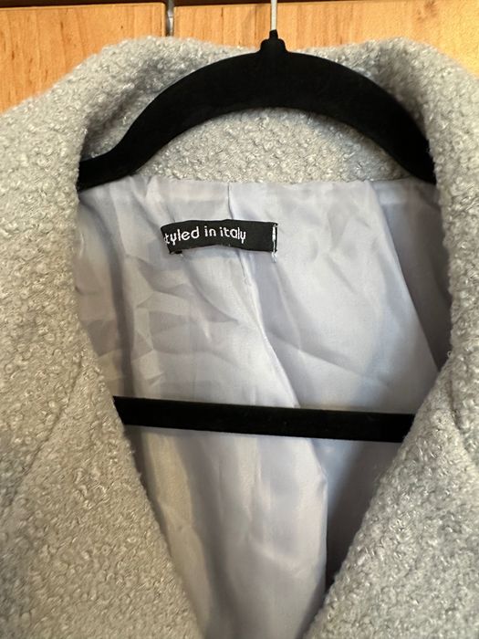 Късо дамско палто в сиво букле