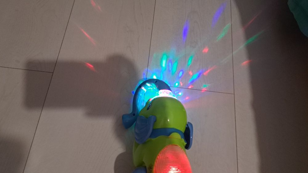Vând elefant, merge, se învârte 360 grade - muzical