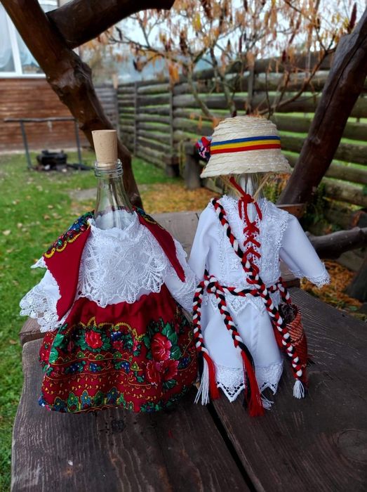 Sticle în costum popular de Maramureș