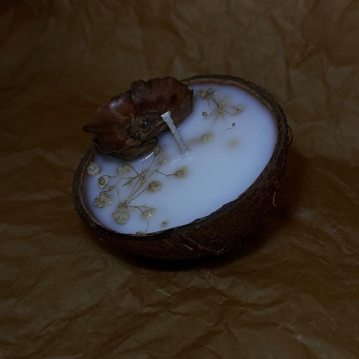 Lumânare parfumată în coajă de nucă de cocos