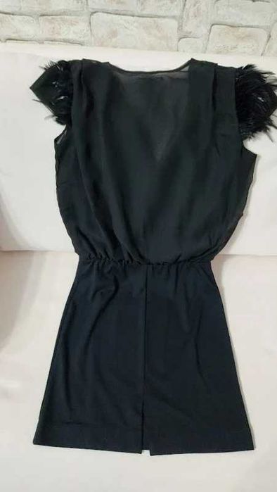 Rochie Guarapo cu pene la umeri,marimea M cred,noua fara eticheta