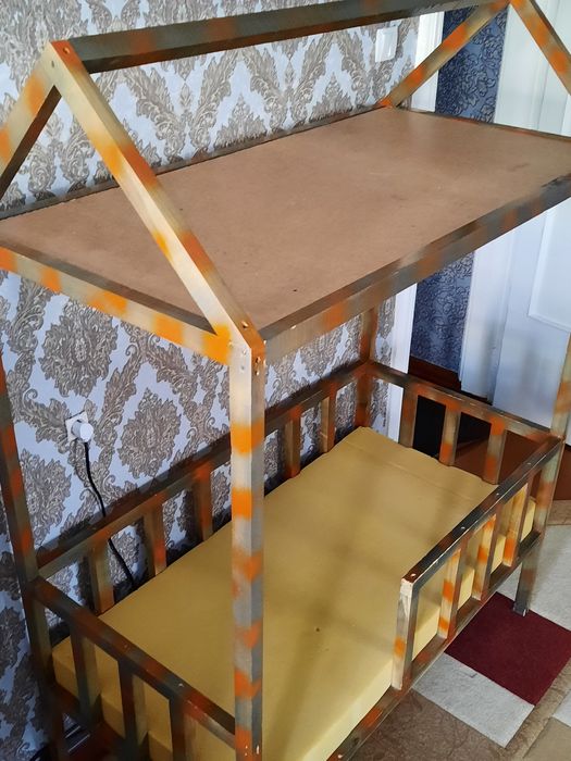 Детские кроват Домик. Срочно очень дёшево чистое как новый.